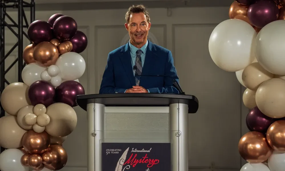 Youre Killing Me Star Tom Cavanagh Breaks Down Finale Bomb Between Jack and Allie Teases Season 2 Feature