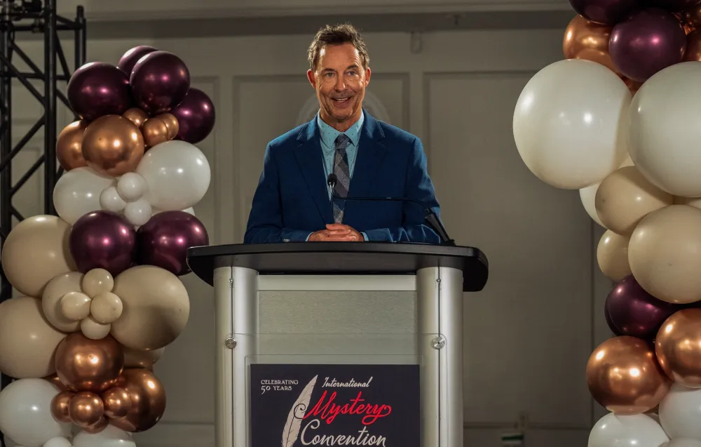 Youre Killing Me Star Tom Cavanagh Breaks Down Finale Bomb Between Jack and Allie Teases Season 2 Feature