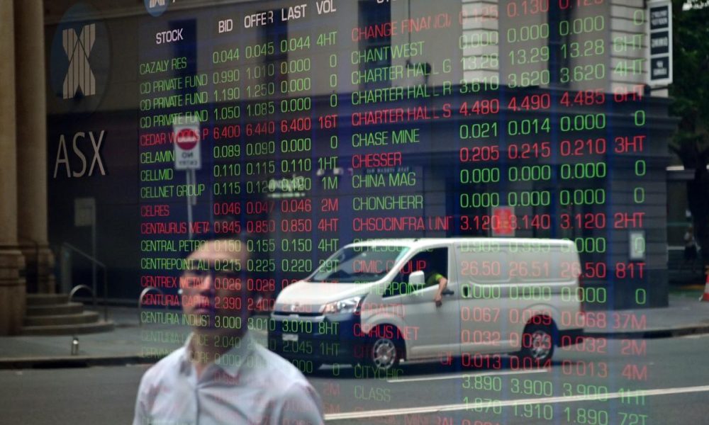 Investors flee to safety as business confidence wanes