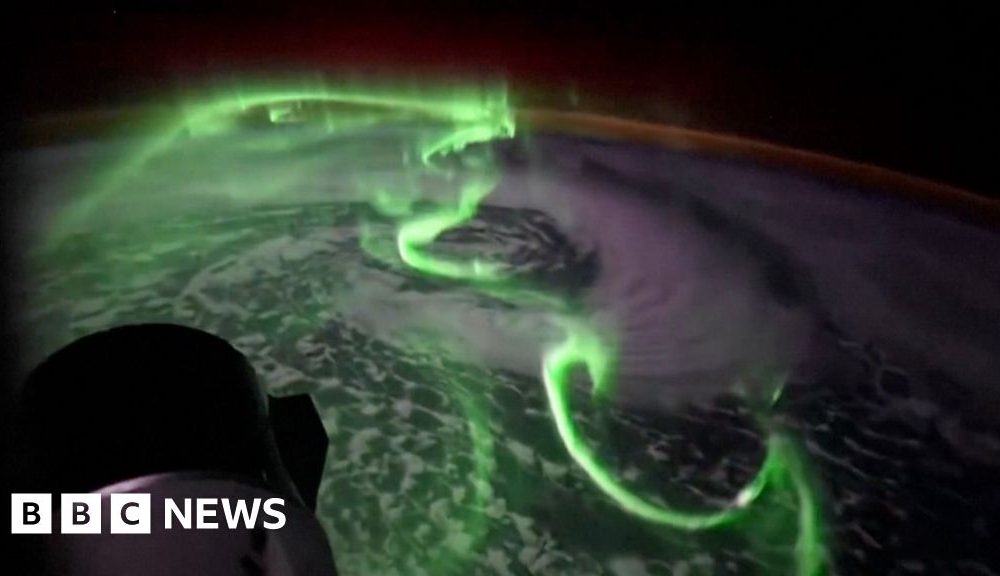 Southern Lights timelapse filmed from SpaceX Dragon shuttle