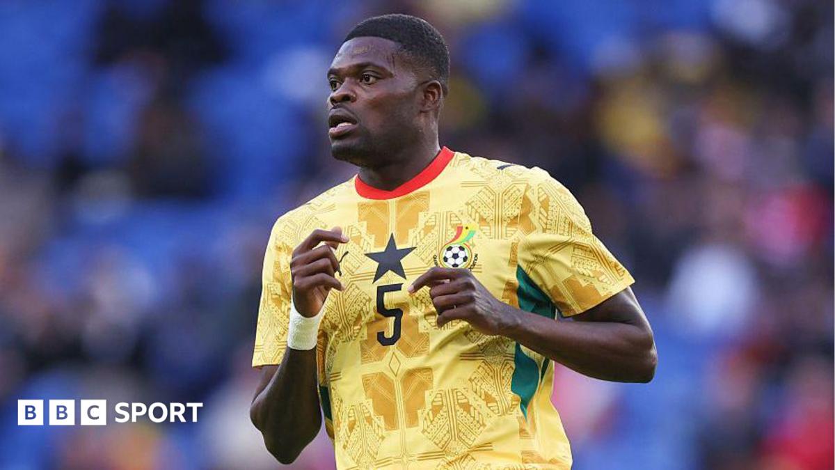 Thomas Partey running, wearing a yellow patterned Ghana shirt
