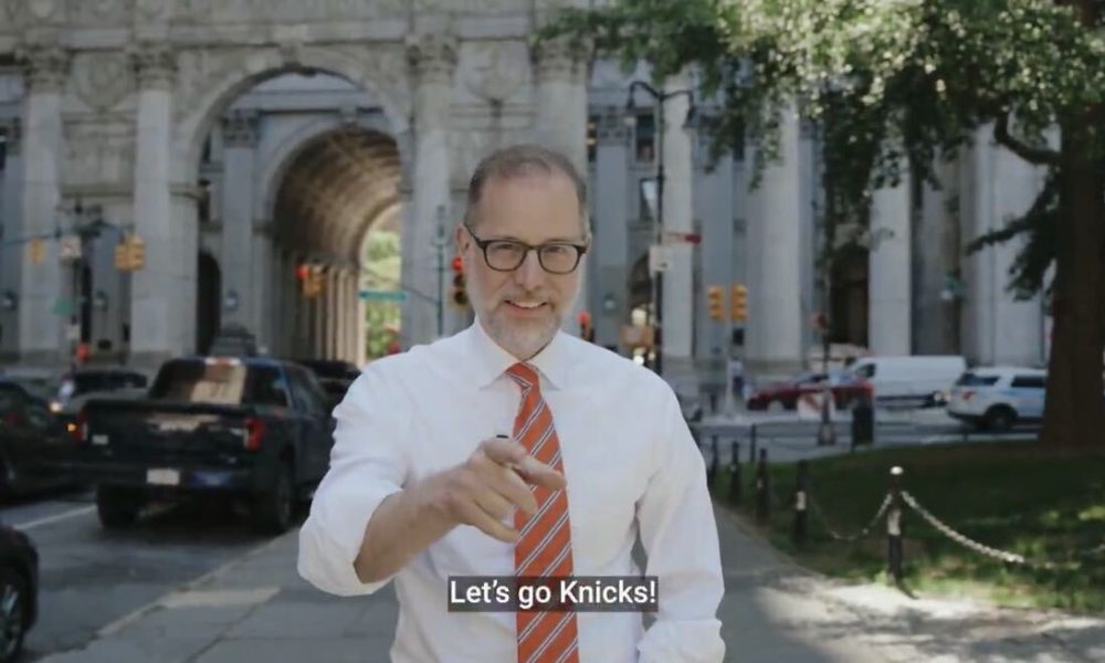 Your local city comptroller is rooting for the New York Knicks, if you didn't know.