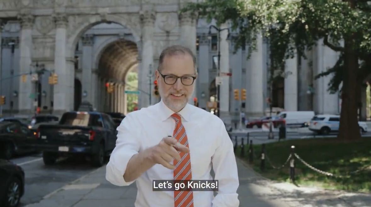 Your local city comptroller is rooting for the New York Knicks, if you didn't know.
