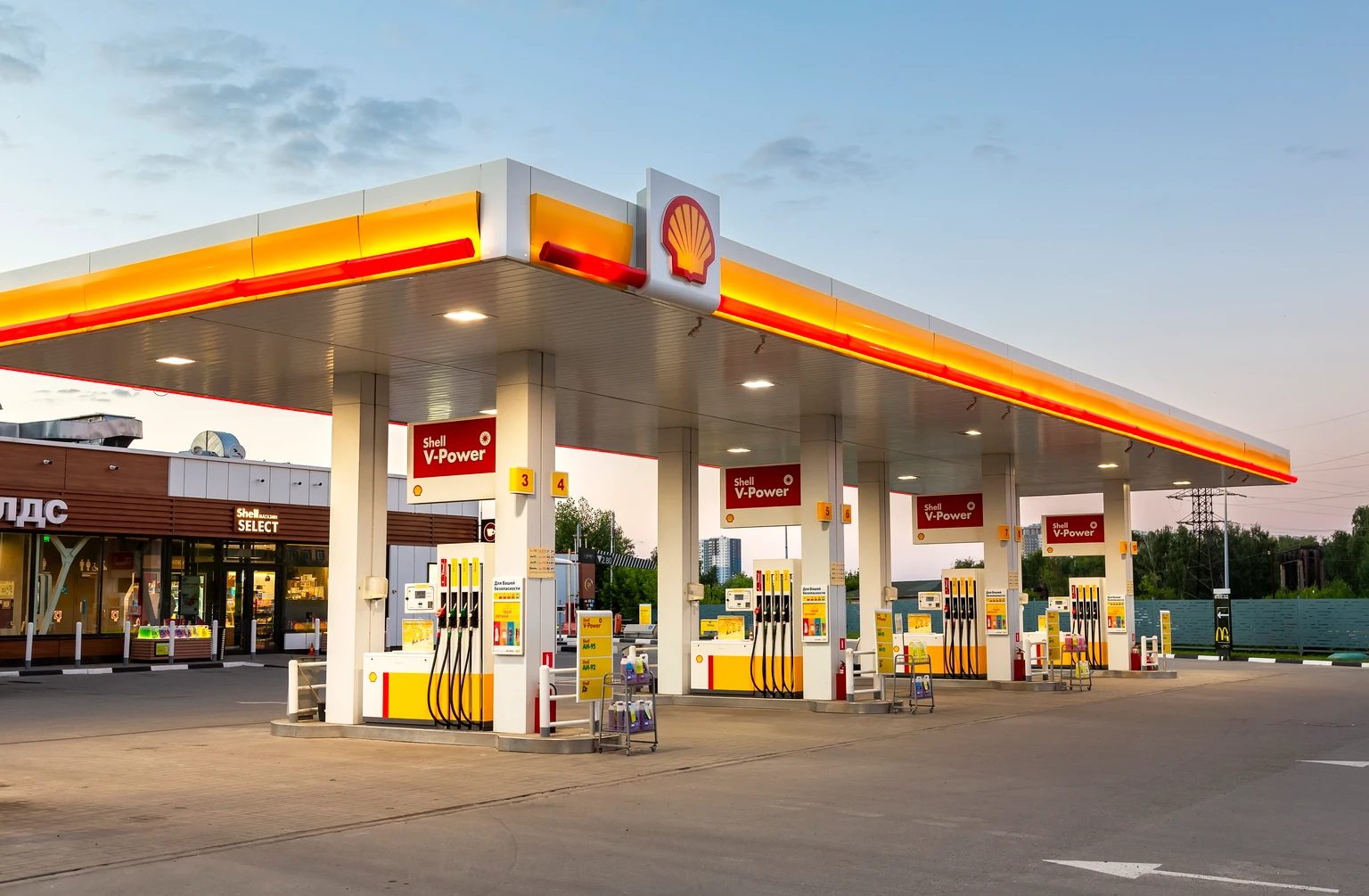 Shell: Shrinking Reserves, Lackluster Growth, And An Overpriced Stock (NYSE:SHEL)