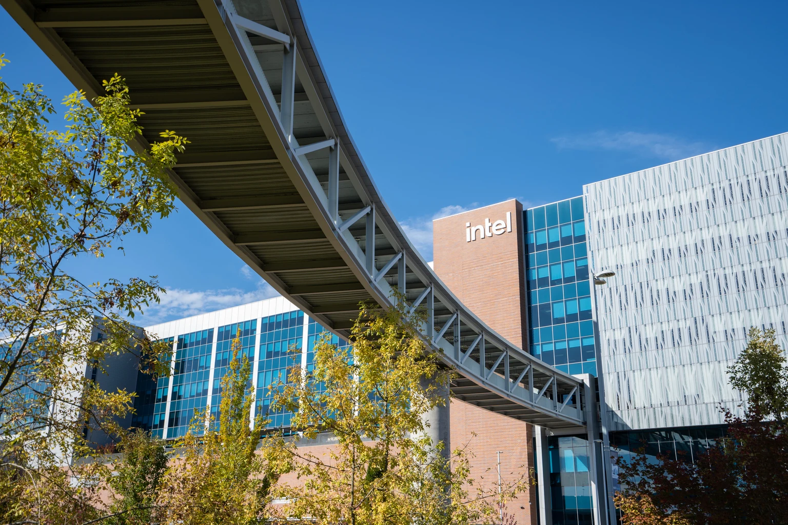 Intel: Priced For Perfection Amid Game-Changing Apple Deal