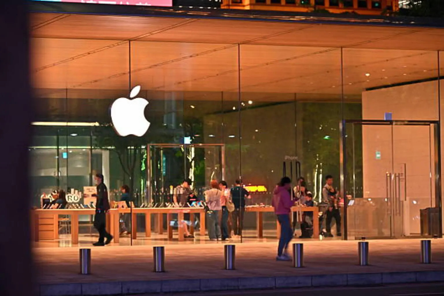 Apple: Surprisingly Resilient, Frustratingly Expensive