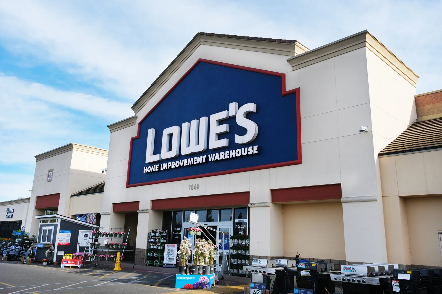 Lowe's: From Sell To Hold After 2 Difficult Years (Upgrade) (NYSE:LOW)