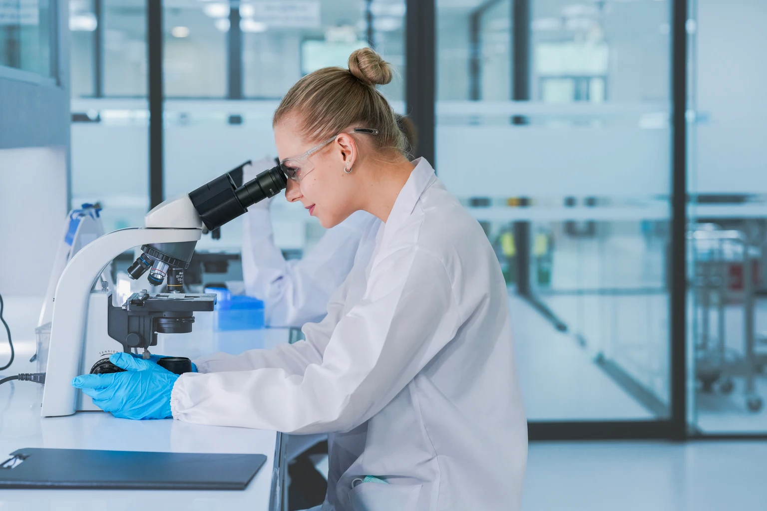 Apogee: 'Hold' On AbbVie $10.9B Buyout And Extended Half-Life IL-13 Zumilokibart For AD