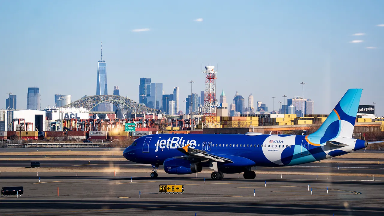 JetBlue to shut down key Newark, LaGuardia operations this fall