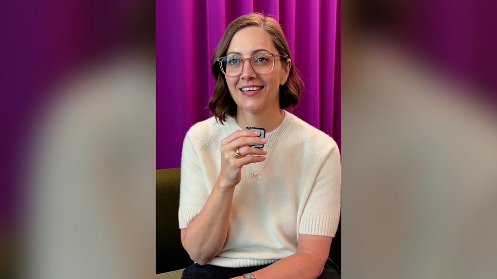 Hinge boss on her green and red flags in life