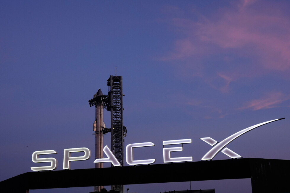 Elon Musk's SpaceX prepares for IPO