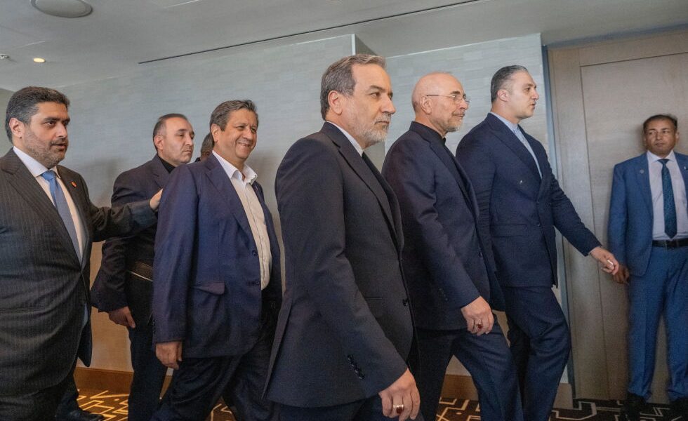 US, Iranian negotiators enter 2nd day of talks after rough start