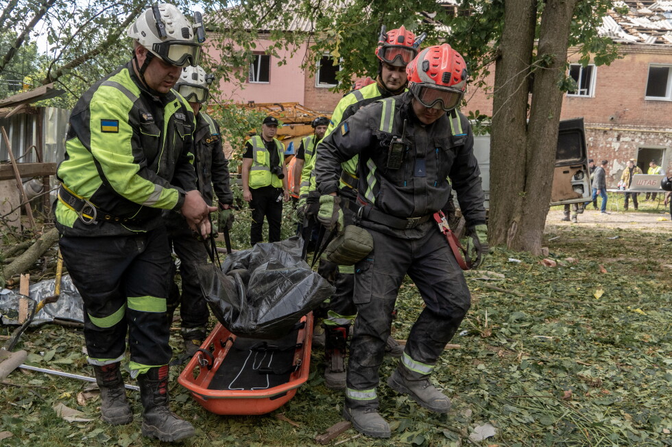 Russian bombs hit Kharkiv apartment building in Ukraine, killing 1