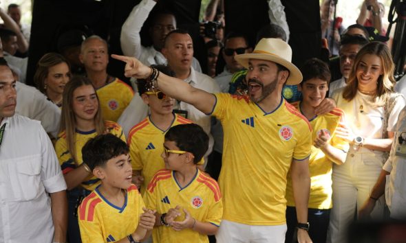 De la Espriella holds slim lead in Colombia's election as rival challenges vote