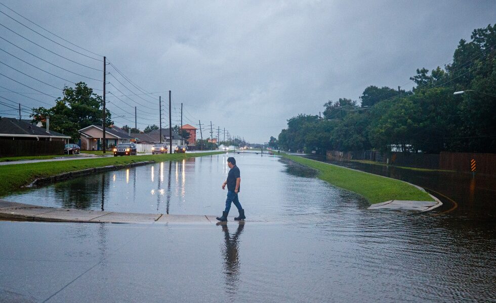 Heavy rain falls in Gulf states as Midwest cleans up from tornadoes