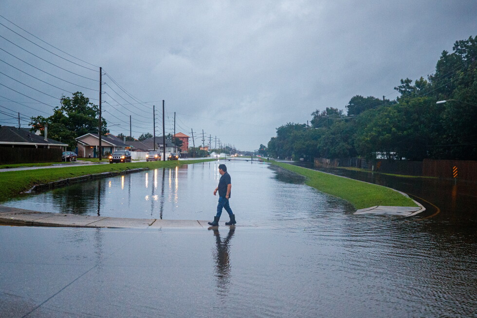 Heavy rain falls in Gulf states as Midwest cleans up from tornadoes