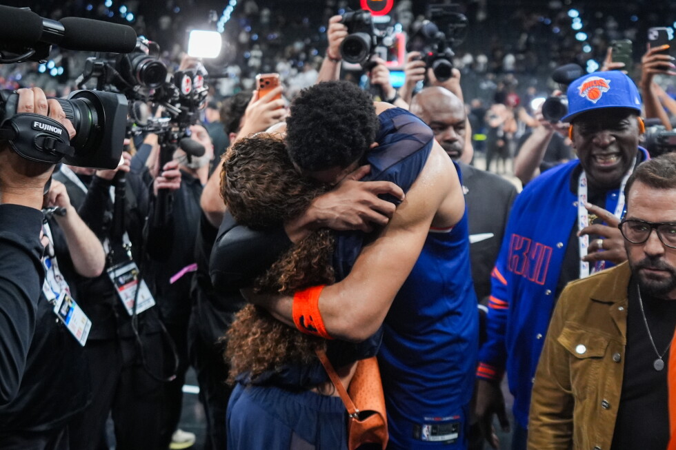 Knicks beat Spurs 105-104 for a 2-0 lead in NBA Finals