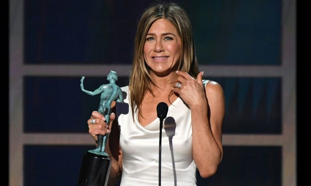 US actress Jennifer Aniston said she had feelings for her co-star David Schwimmer early on in the making of "Friends"