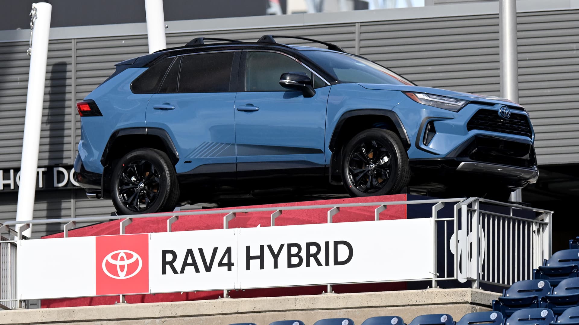 Automakers report mixed U.S. sales results as hybrids drive growth