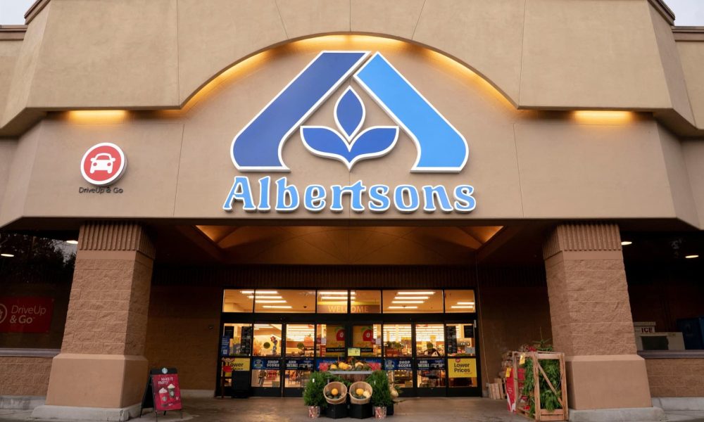Albertsons stock plunges on lowered outlook, softened grocery trends
