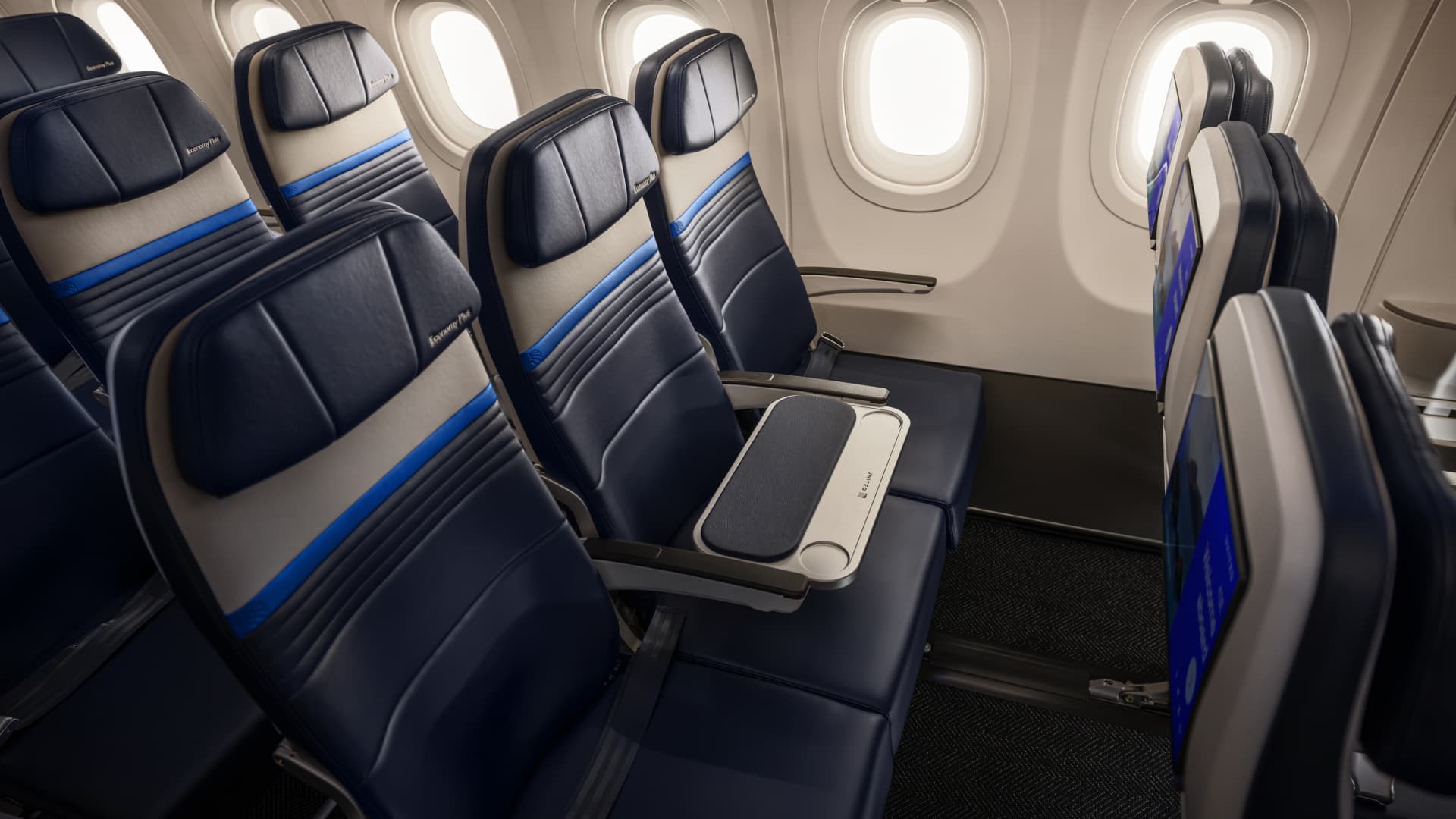 United Airlines to charge more for an empty middle seat