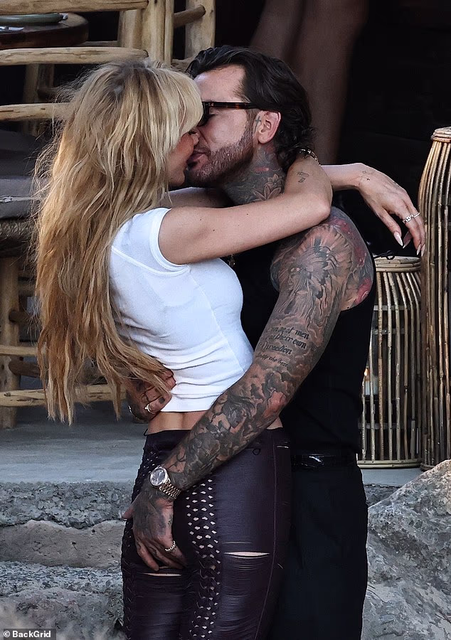 Olivia Attwood passionately kissed Pete Wicks at Cala Gracioneta in Ibiza on Monday evening