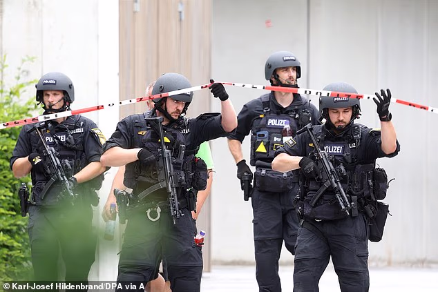 The Support Unit (USK), a specialized unit of the Bavarian police, is moving through the grounds of the Welfen Gymnasiu