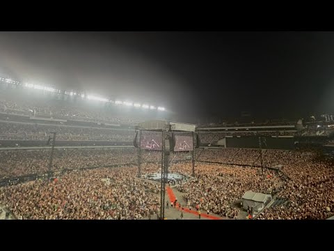 SHANE GILLIS ENTRANCE LIVE AT LINCOLN FINANCIAL FIELD in Philadelphia, PA