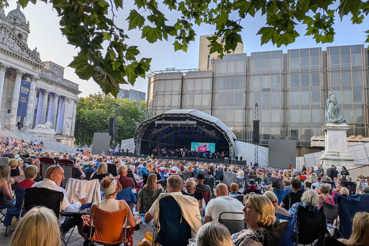 Review: Time turned back to the 80s at the Guildhall Square for spectacular 80s concert