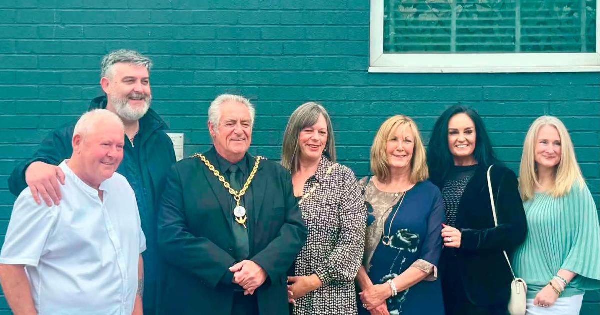 Hebburn honours comedian Terry Joyce with blue plaque