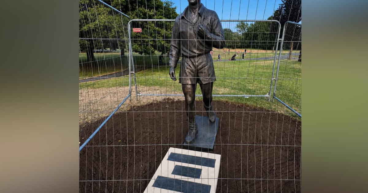 Cricket legend Boycott welcome's Clough statue's return