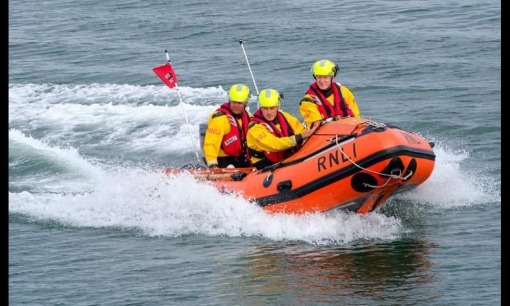 Whitby RNLI rescues casualty with broken leg from harbour