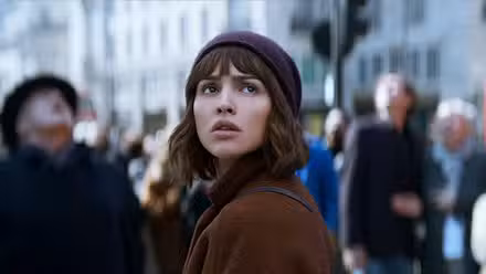 Eiza González as Auggie Salazar, looking up behind her towards the sky in episode 105 of 3 Body Problem.