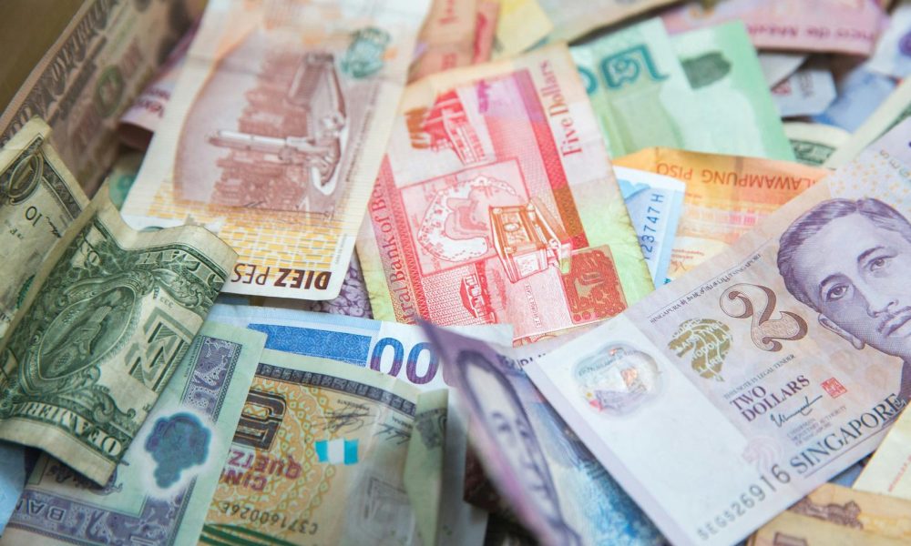 Strong in USD, lagging in yen