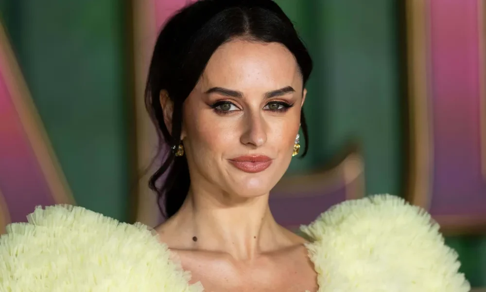 Legally Blonde Star Amber Davies Slams Audience Member For Filming