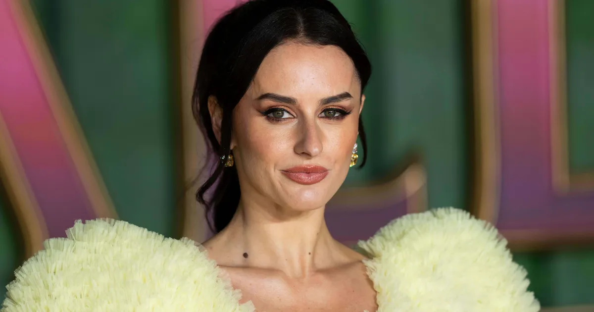 Legally Blonde Star Amber Davies Slams Audience Member For Filming