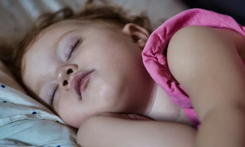 The Hot Weather Bedtime Mistakes You Might Be Making With Your Kids