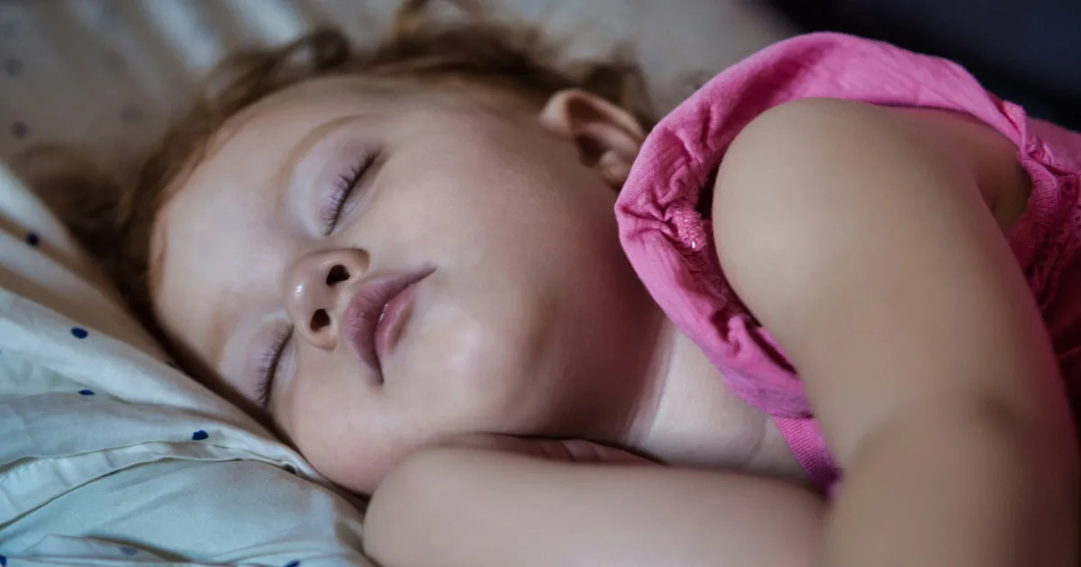 The Hot Weather Bedtime Mistakes You Might Be Making With Your Kids