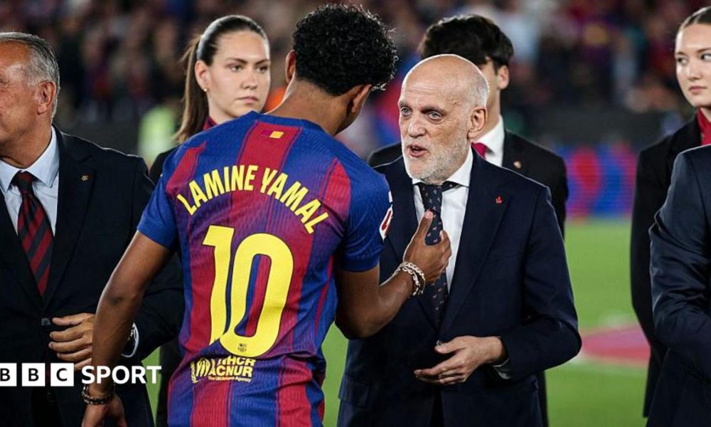 Lamine Yamal of Barcelona shakes hands with Javier Tebas, the president of La Liga