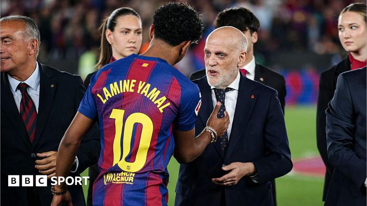 Lamine Yamal of Barcelona shakes hands with Javier Tebas, the president of La Liga