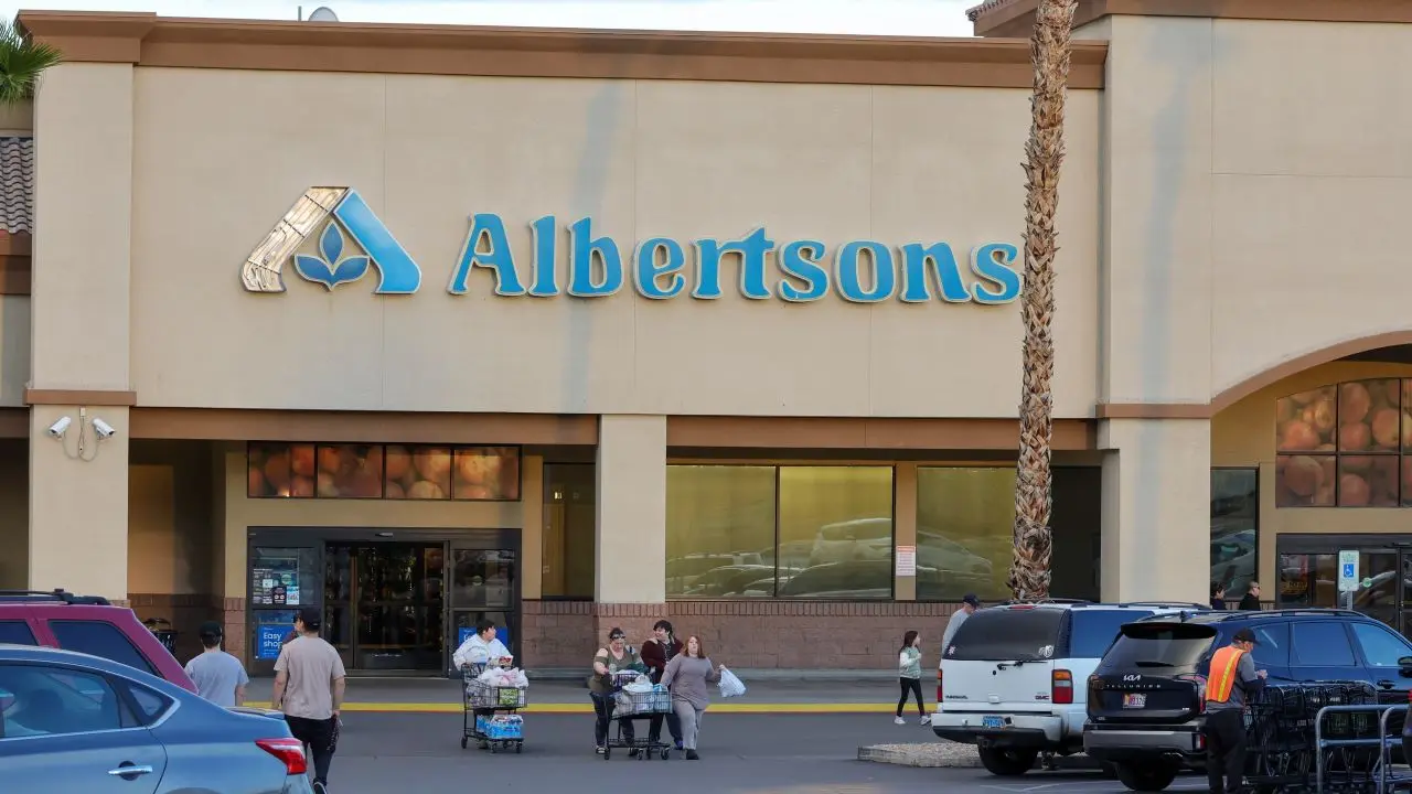 Albertsons cuts outlook as ‘cautious consumer’ pressures grocery sales