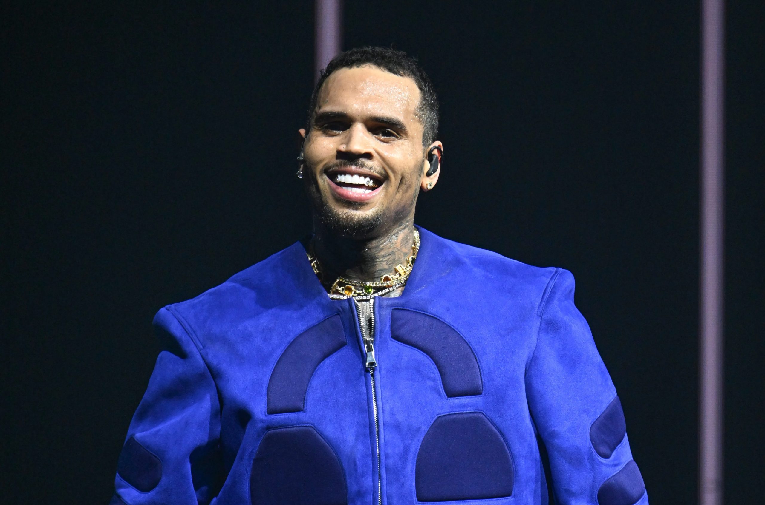 Chris Brown Has The Internet Goin' Wild Over SPICY Moment With Fan On The R&B'Tour