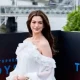 Pregnant Anne Hathaway Shows Off Baby Bump on Red Carpet