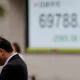 Dollar eases as yen gains ahead of US payrolls, chipmaker stocks struggle