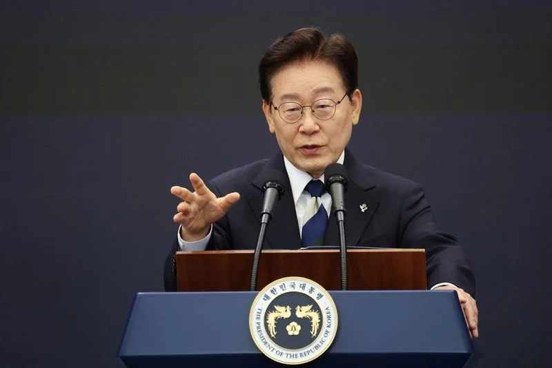 South Korea’s Lee urges speed in launching mega chip projects