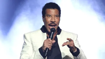 Lionel Richie Says He Attempted to Bribe Plane Pilot to Avoid Canceling Recent Gig