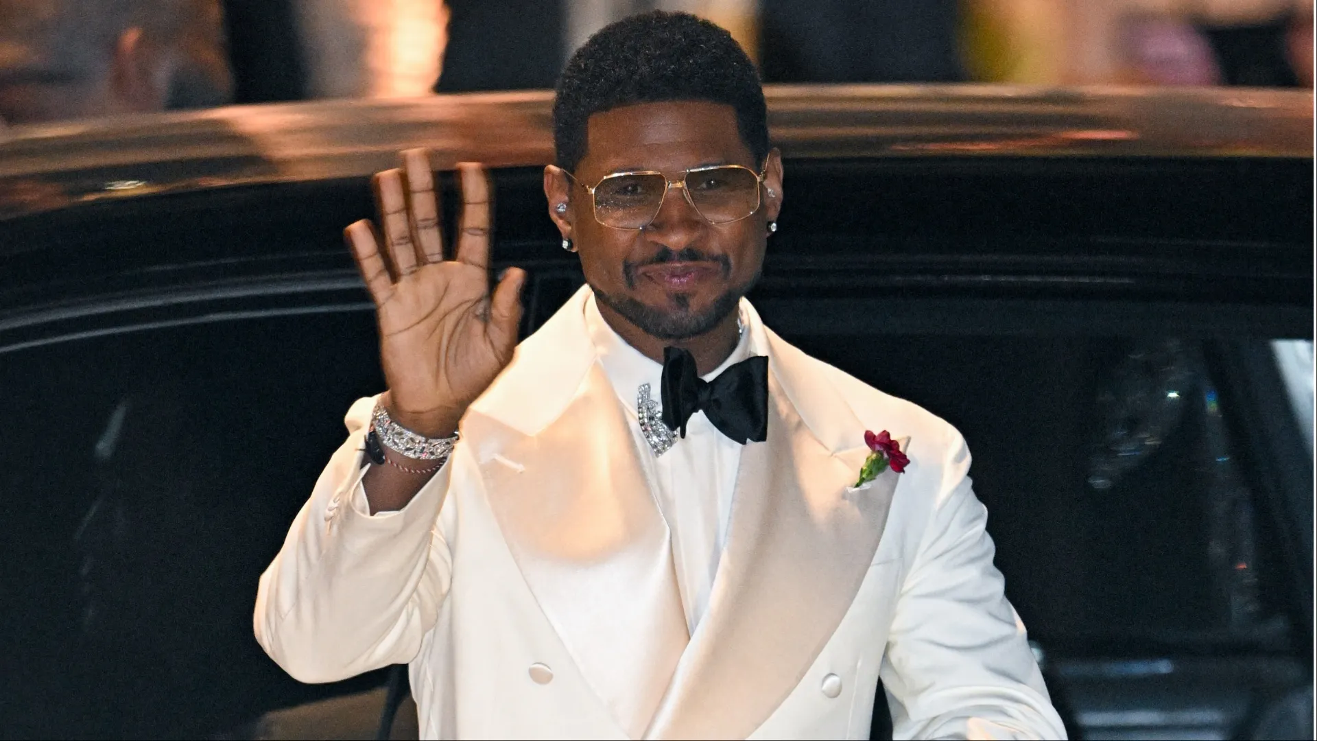 Usher warns fan onstage the R&B Tour kicked fan off stage