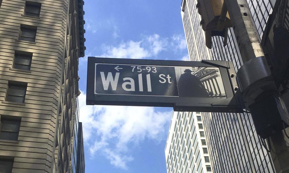 Wall St dips as Big Tech earnings, rising oil in focus
