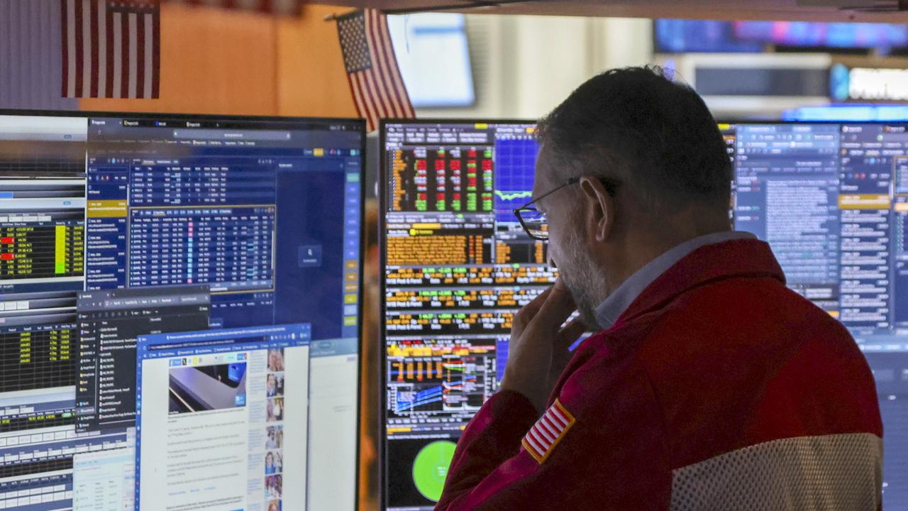 Wall St ends mixed as investors focus on tech earnings