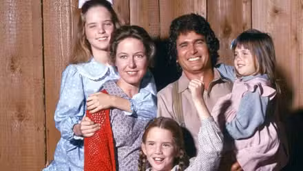 LITTLE HOUSE ON THE PRAIRIE, from left: Melissa Sue Anderson, Karen Grassle, Melissa Gilbert (bottom), Michael Landon, Lindsay / Sidney Greenbush, (1974), 1974-83. ph: Ivan Nagy/TV Guide/©NBC/Courtesy Everett Collection